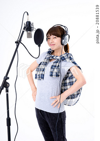 歌う若い女性 20881539
