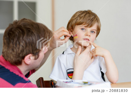Dad painting flag on face of little kid for Dad painting flag on face of little kid for 20881830