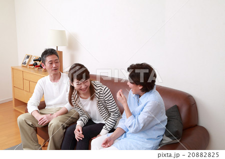 リビングで楽しく話す家族3人 20882825