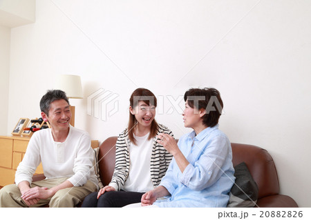 リビングで楽しく話す家族3人 20882826