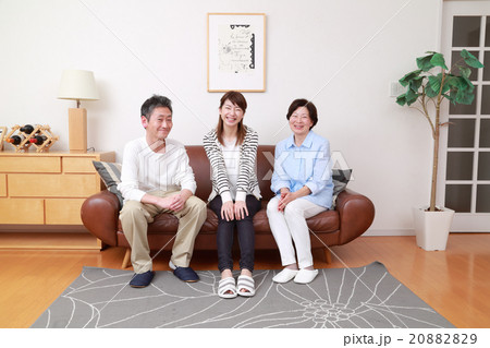 リビングで楽しく話す家族3人 20882829