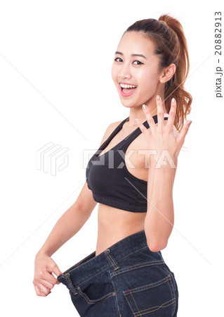 young slim woman wearing too big jeans  20882913