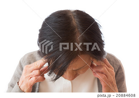 こめかみを押さえるシニア女性の写真素材 4608