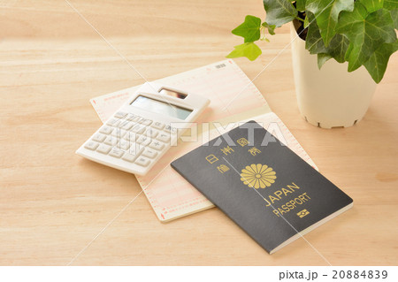 パスポートと通帳と電卓 木目背景 パスポートと通帳と電卓 木目背景 20884839