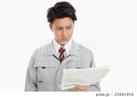 英字新聞を読む制服を着た男性 英字新聞を読む制服を着た男性 20885958