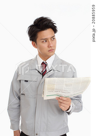 英字新聞を読む制服を着た男性 英字新聞を読む制服を着た男性 20885959