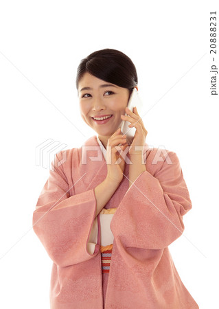 スマホを掛ける和服の女性 20888231