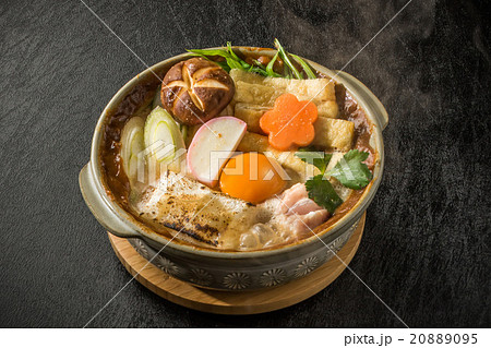 味噌煮込みうどん　udon　in a broth containing miso paste 20889095