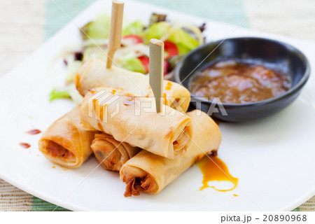 Spring rolls with vegetables, mango chili sauce 20890968
