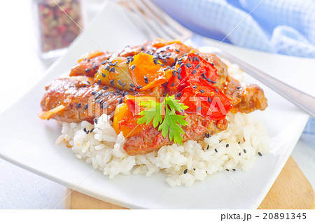 boiled rice with meat and vegetables 20891345
