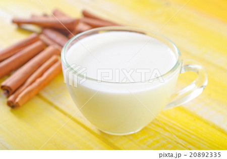 milk with cinnamon 20892335