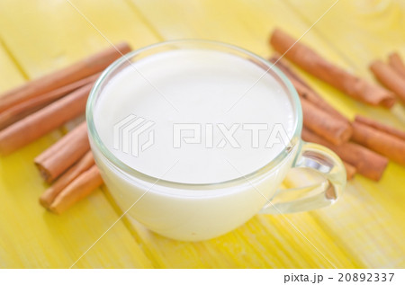 milk with cinnamon 20892337