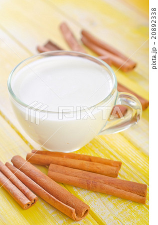 milk with cinnamon 20892338