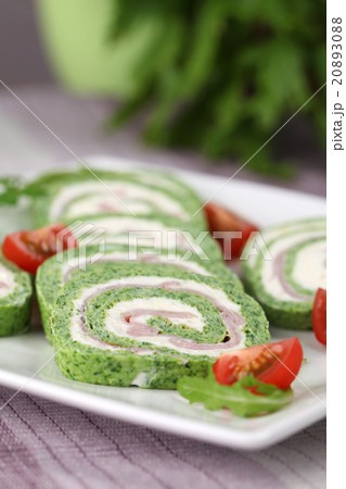 Spinach roll with cheese and ham 20893088
