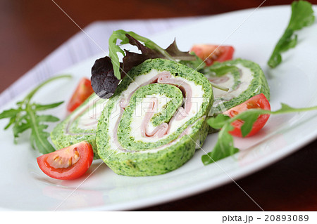 Spinach roll with cheese and ham 20893089