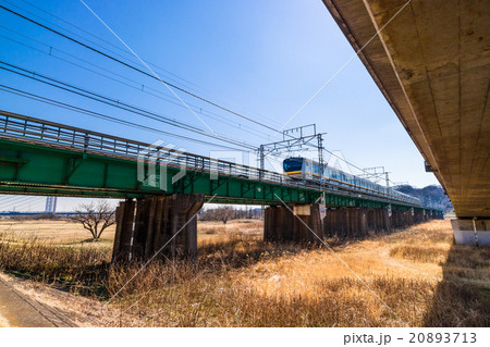多摩川を通過する電車 20893713