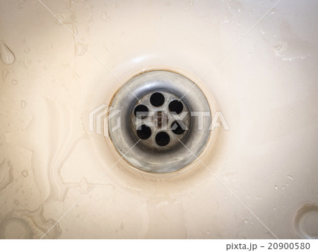 Close up of old water drain of bathtub with stains Close up of old water drain of bathtub with stains 20900580