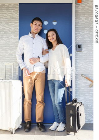 スーツケースを持つ男女 20900789
