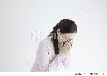 40代女性くしゃみアレルギー花粉症自然光白バック 40代女性くしゃみアレルギー花粉症自然光白バック 20901084