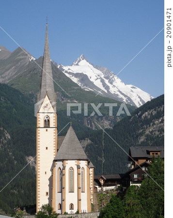 ハイリゲンブルートの教会とオーストリア最高峰グロースグロックナー 20901471