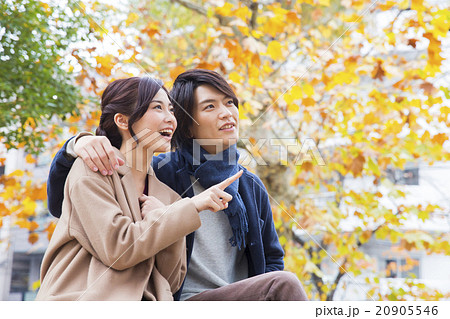 ポートレート　屋外で過ごすカップル 20905546