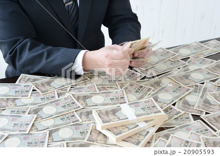 大金を手にしたビジネスマン 20905593