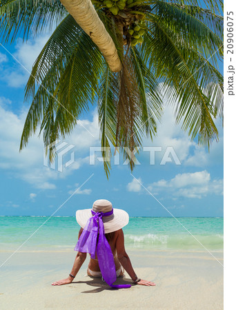 Beautiful Woman Relaxing on the Beach Beautiful Woman Relaxing on the Beach 20906075