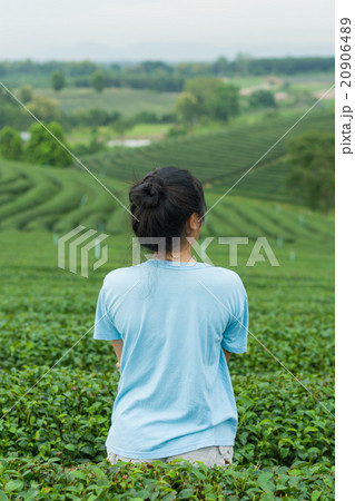 Woman standing behind 20906489