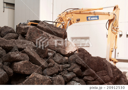 瓦礫の山とパワーショベル 20912530