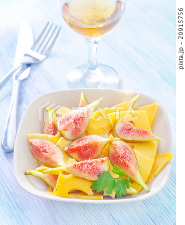 cheese with figs 20915756
