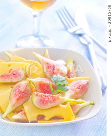 cheese with figs 20915759