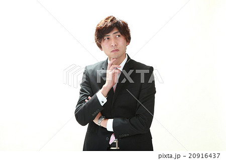 悩んで考えているスーツ姿の20代男性ビジネスマン 20916437