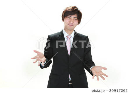 両手を広げてアピールするスーツ姿の20代男性ビジネスマン 両手を広げてアピールするスーツ姿の20代男性ビジネスマン 20917062