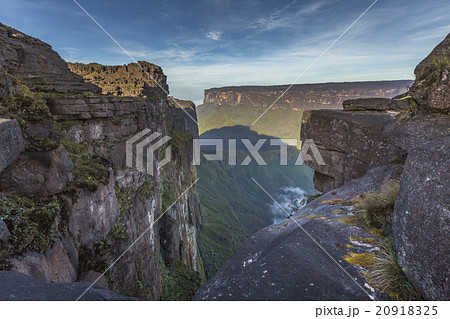 View from the Roraima tepui on Kukenan tepui  20918325