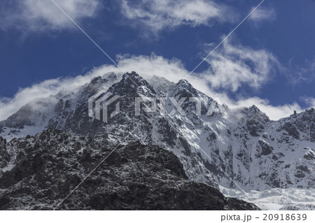 Snow mountains  Milford Sound road New Zealand 20918639