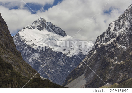 Snow mountains  Milford Sound road New Zealand 20918640