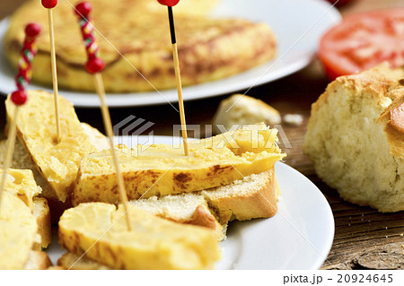 tortilla de patatas, spanish omelet 20924645
