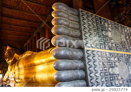 "Reclining Buddha" at Wat Pho (Wat Phrachettuphon) 20925774
