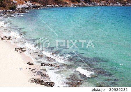 Coarse beach and sea in summer 20926285
