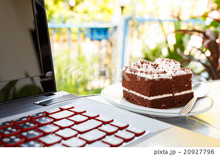 chocolate cakes and notebook computer 20927796