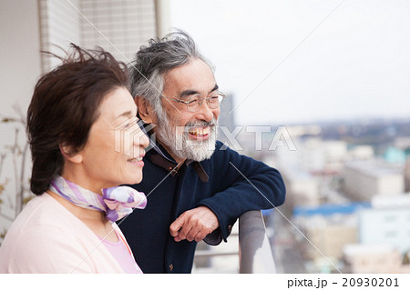 おしゃれ・スタイリッシュなシニア夫婦イメージ 20930201