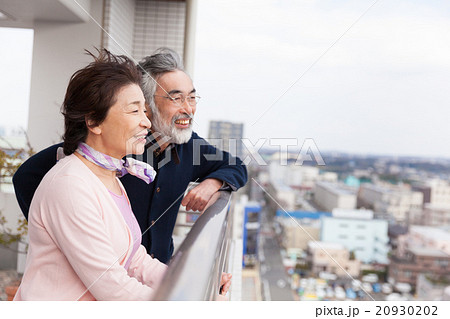 おしゃれ・スタイリッシュなシニア夫婦イメージ 20930202