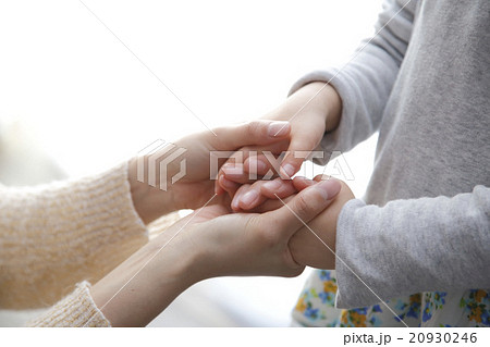 手を握るの写真素材