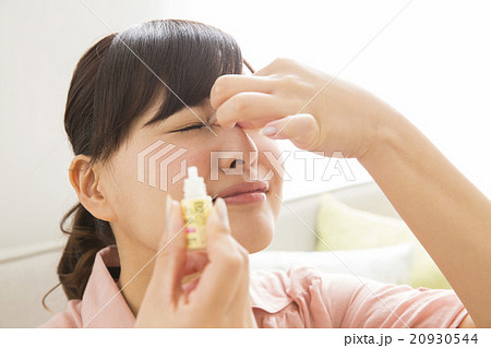 目薬をさす女性 目薬をさす女性 20930544