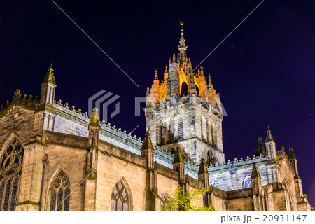 St Giles' Cathedral in Edinburgh at night 20931147