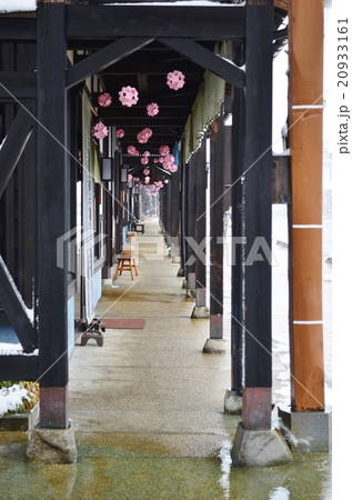 雪舞う牧之通り 20933161