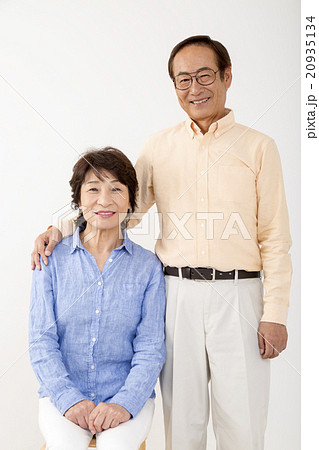 腕組み寄り添うシニア夫婦 20935134