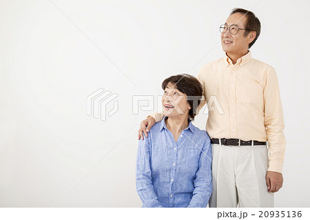 腕組み寄り添うシニア夫婦 20935136