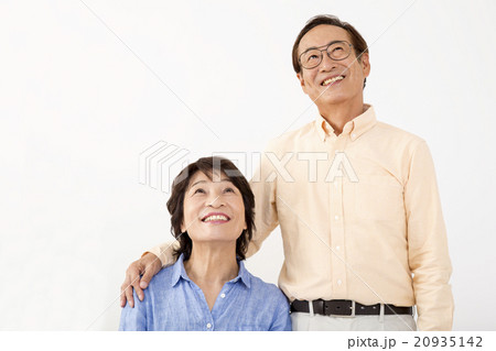 腕組み寄り添うシニア夫婦 20935142