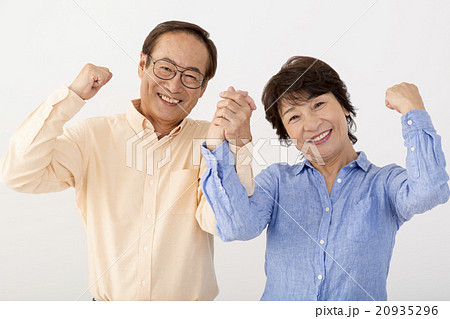 手を繋ぐ仲良しシニア夫婦 20935296